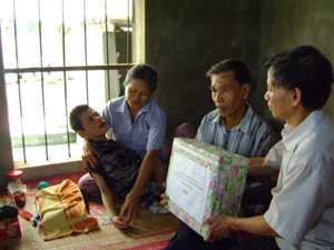 Đại diện Phòng LĐ-TB&XH huyện Lạc Thủy thăm hỏi, tặng quà gia đình nạn nhân chất độc da cam/dioxin ở thị trấn Chi Nê.